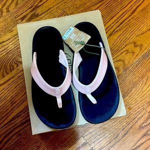 Brand new in box Olukai Ohana Petal Pink flip flops size 10